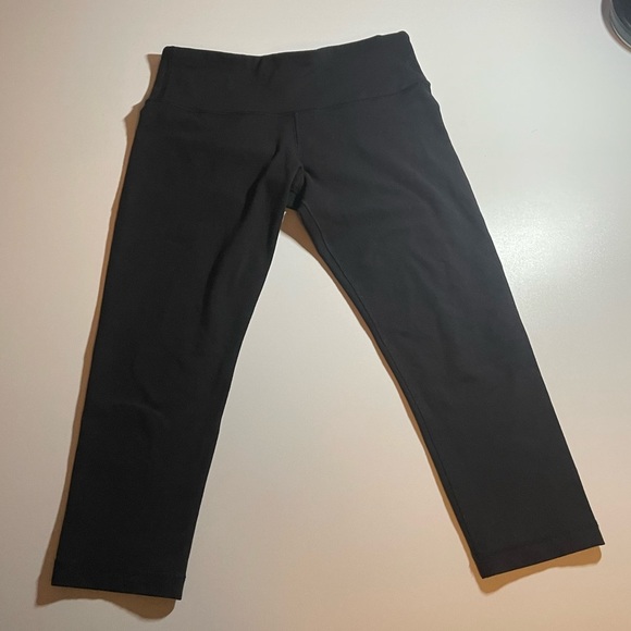 Lululemon- Wunder Under Crops (20”) - Picture 2 of 9